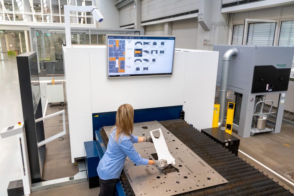 TRUMPF - Trumpf´s Smart Factory Monitoring Digitally The Entire Production Process By Using A Tablet