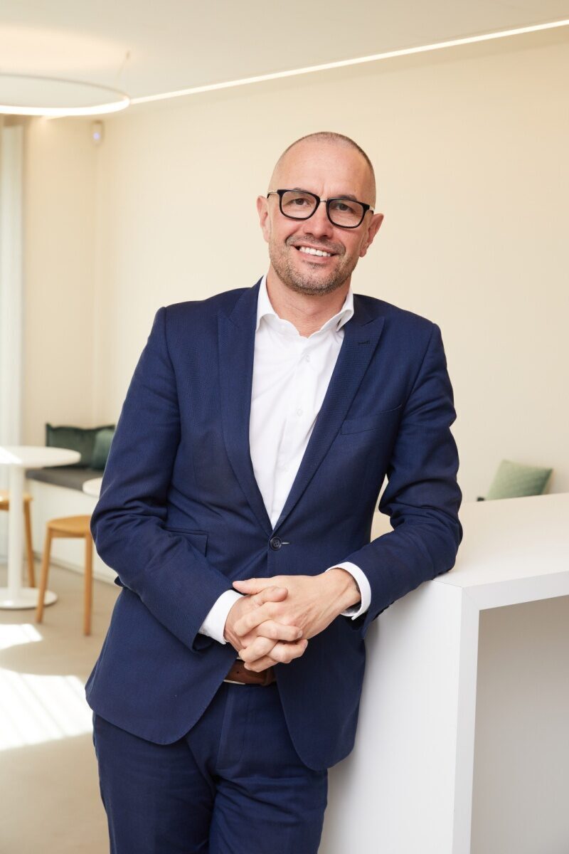 TOM LAVEREN