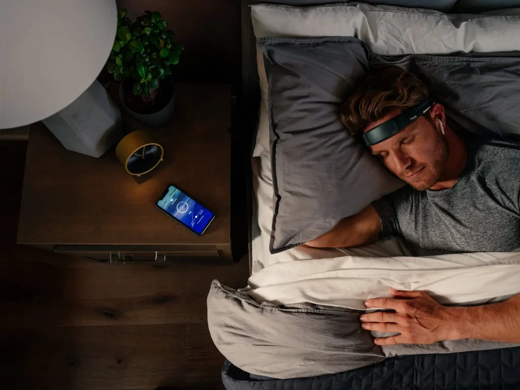 MUSE-EEG-POWERED MEDITATION & SLEEP MUSE® IS A BRAIN-SENSING HEADBAND THAT HELPS YOU REFOCUS DURING THE DAY AND RECOVER OVERNIGHT