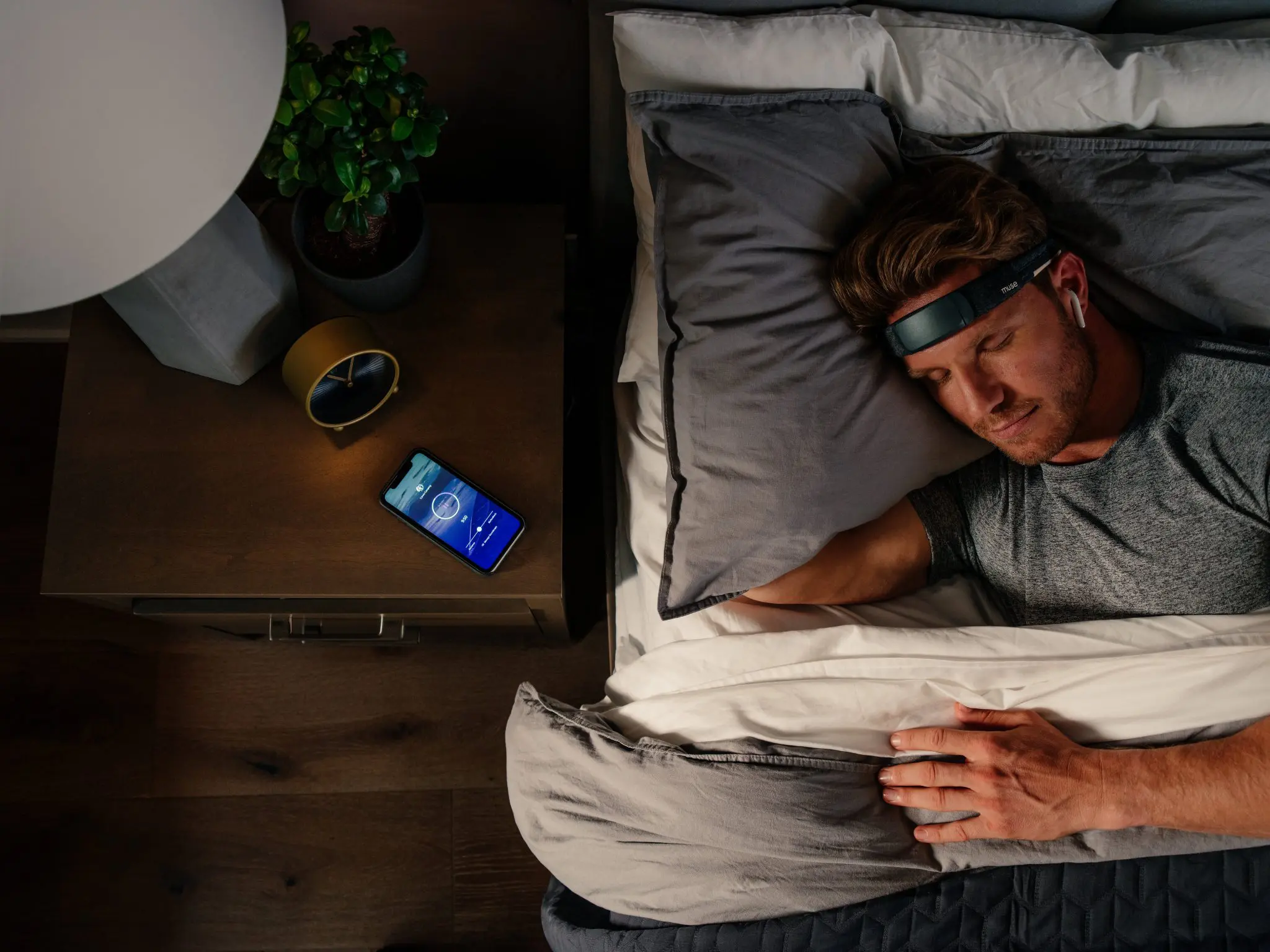 MUSE-EEG-POWERED MEDITATION & SLEEP MUSE® IS A BRAIN-SENSING HEADBAND THAT HELPS YOU REFOCUS DURING THE DAY AND RECOVER OVERNIGHT